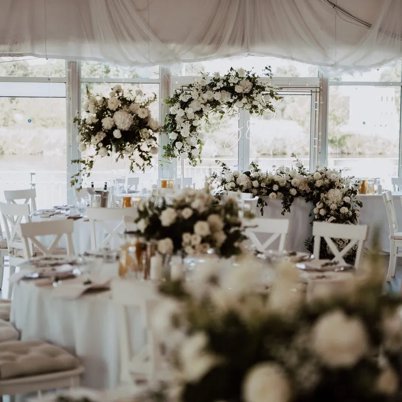 Sala weselna z dekoracjami